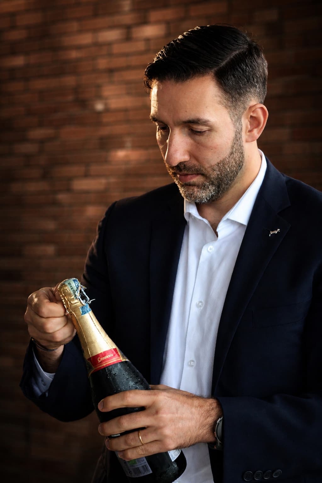 Santiago abriendo una botella de cava